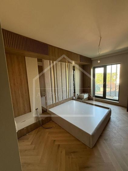 Apartament cu 4 camere decomandat în Băneasa