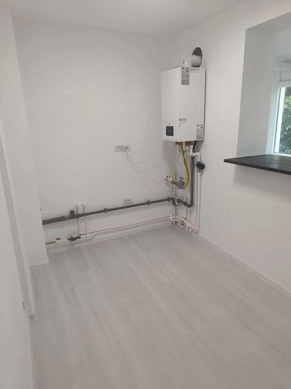Apartament cu 3 camere semidecomandat în Berceni