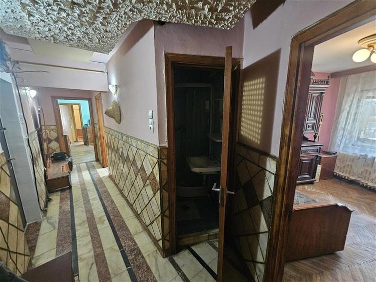 Apartament cu 4 camere semidecomandat, mobilat în Micro II
