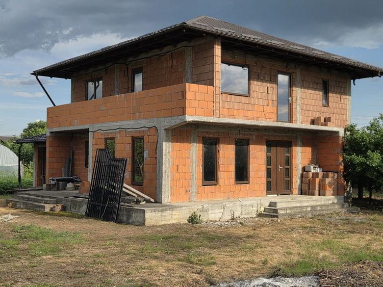 Casă cu 4 camere în Călinești