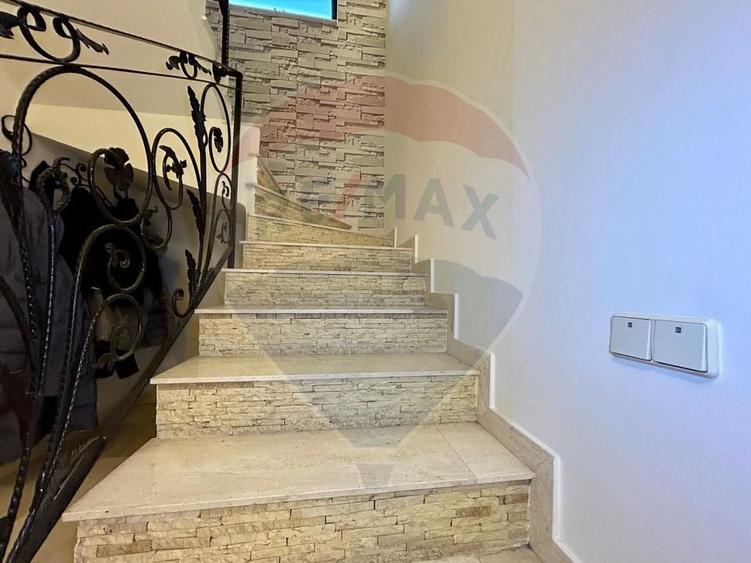Casă cu 4 camere cu Teren 589 Mp în Sântandrei