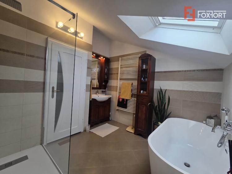 Casă individuală cu 6 camere cu Canalizare în Pârneava