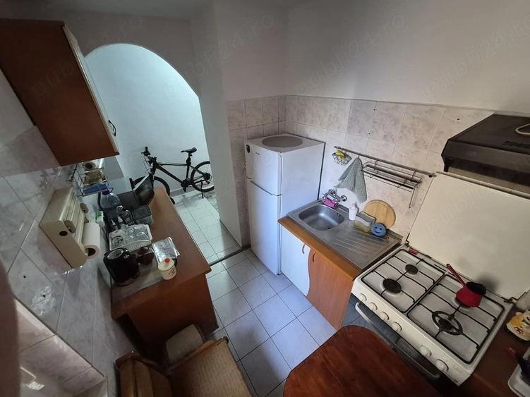 Garsonieră decomandată în Girocului