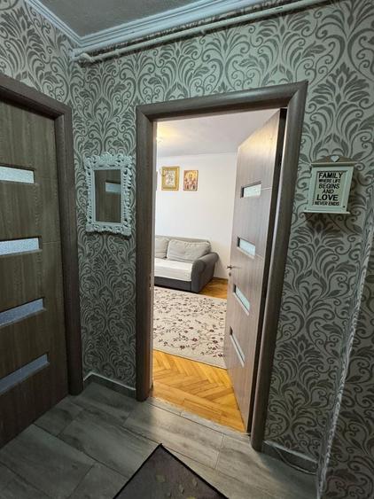 Apartament cu 3 camere semidecomandat în Micro 6
