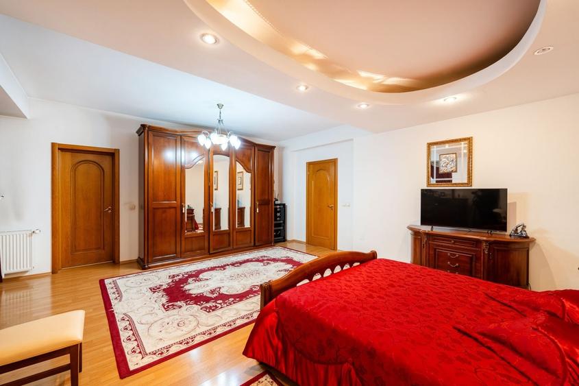 Casă individuală cu 20 camere cu Piscina în Ultracentral