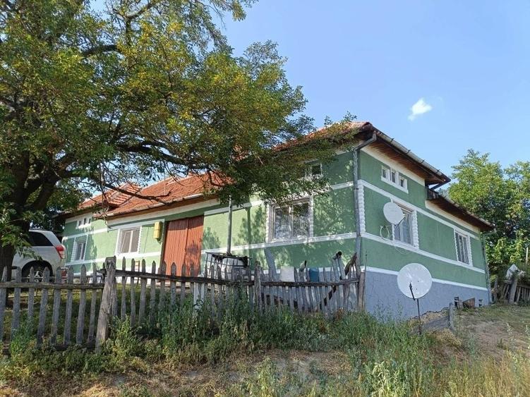 Casă cu 4 camere în Călene