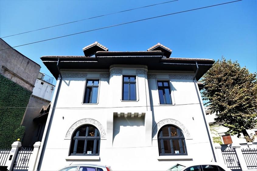 Casă cu 10 camere cu Teren 500 Mp în P-ța Romană