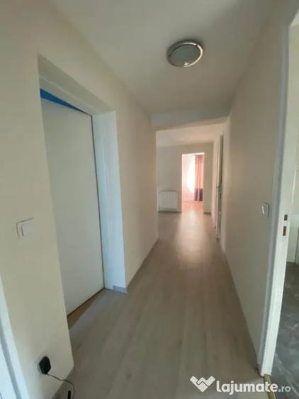 Casă cu 5 camere cu Teren 6880 Mp în Tămaia