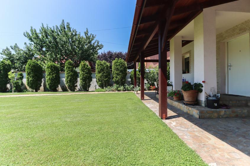 Duplex cu 4 camere cu Canalizare în 1 Decembrie