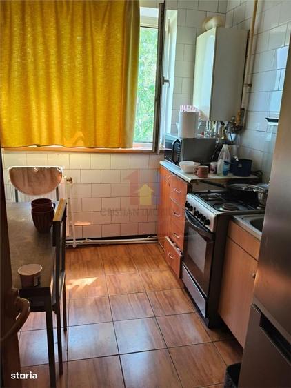 Apartament cu 3 camere semidecomandat în Calea Galați