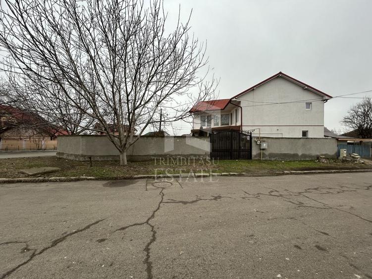 Duplex cu 6 camere cu Canalizare în Central