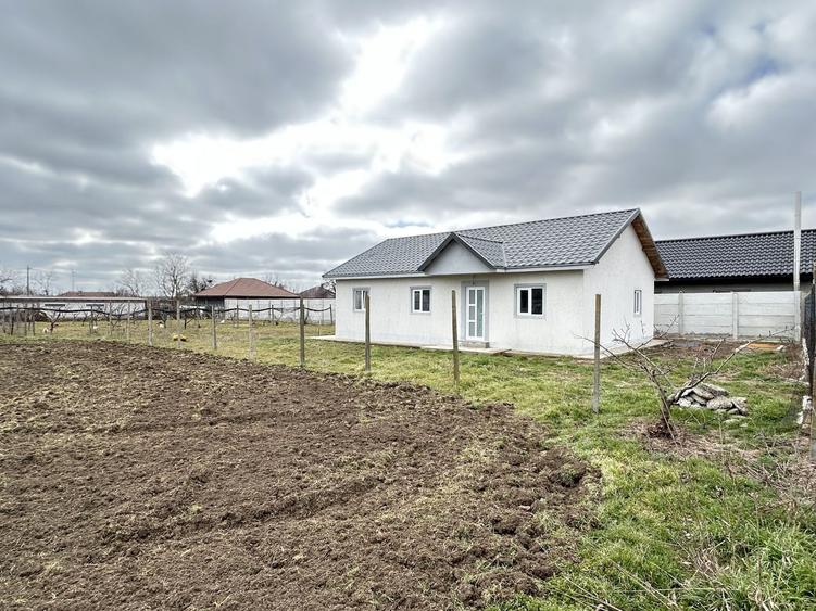 Casă individuală cu 4 camere cu Canalizare în Pecineaga