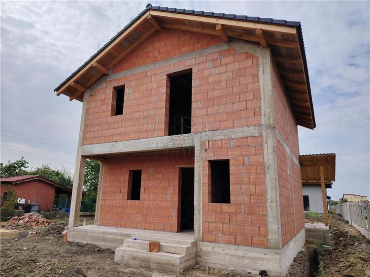 Casă individuală cu 4 camere cu Canalizare în Moșnița Nouă