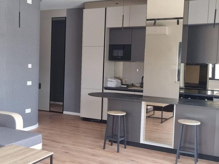 Apartament cu 3 camere semidecomandat în Tunari