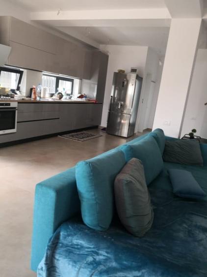 Casă cu 5 camere cu Teren 390 Mp în Brănești
