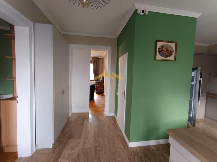 Apartament cu 3 camere decomandat, mobilat în Intim