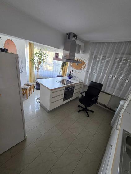 Apartament cu 3 camere decomandat în Micro 16