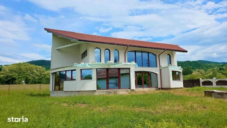 Casă cu 4 camere în Bunești