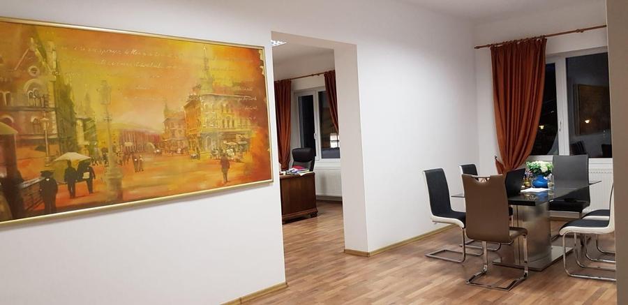 Apartament cu 4 camere semidecomandat în Central