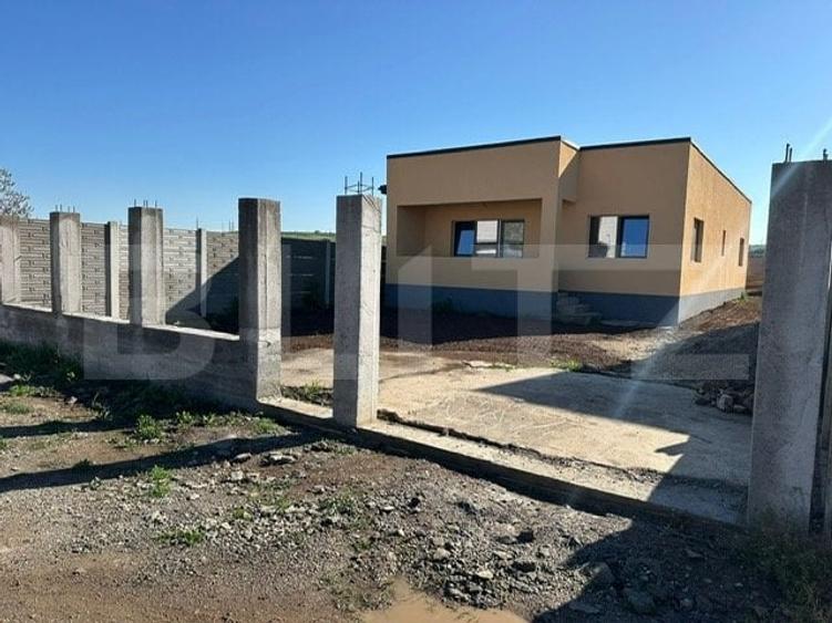 Casă individuală cu 4 camere cu Canalizare în Bariera Vâlcii