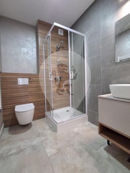 Apartament cu 3 camere decomandat în Tractorul