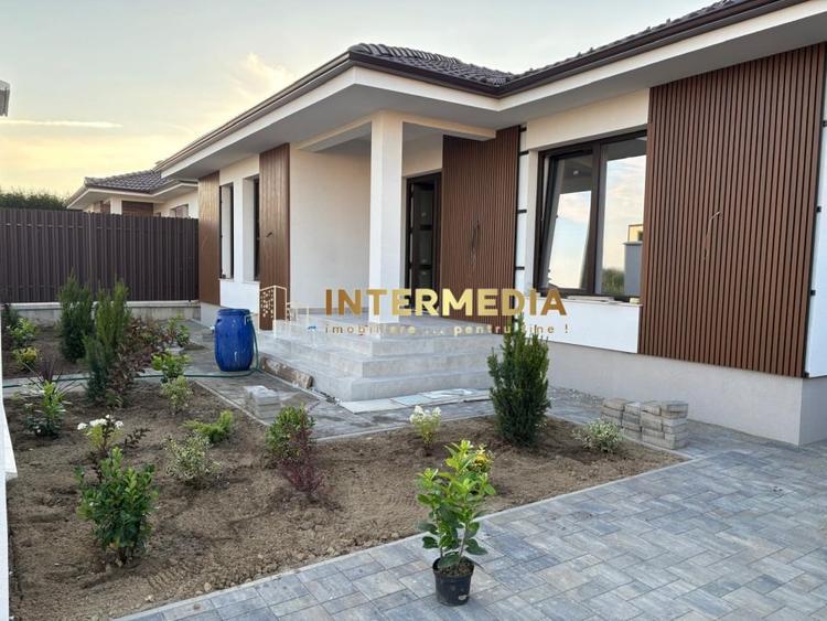 Casă individuală cu 4 camere cu Canalizare în Cetate