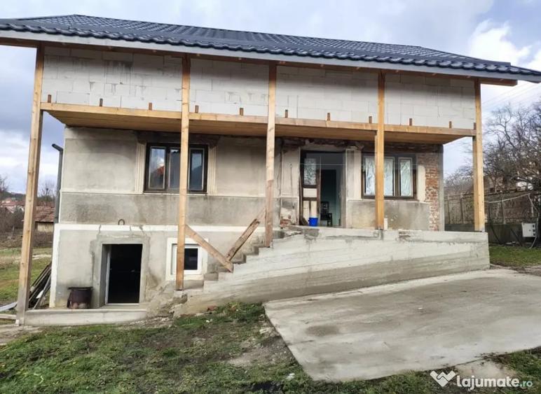 Casă cu 4 camere cu Teren 1360 Mp în Iris