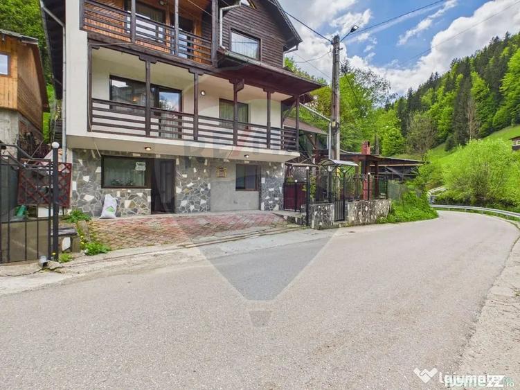 Casă cu 9 camere cu Teren 341 Mp în Dâmbovicioara
