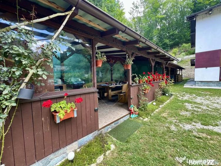 Casă cu 8 camere cu Teren 575 Mp în Porumbacu de Sus