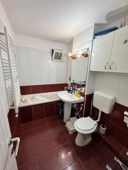 Apartament cu 4 camere decomandat, mobilat în Odobescu