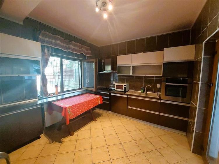 Casă individuală cu 4 camere cu Canalizare în Cioplea