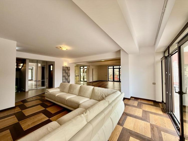 Penthouse cu 4 camere decomandat în Aviatorilor