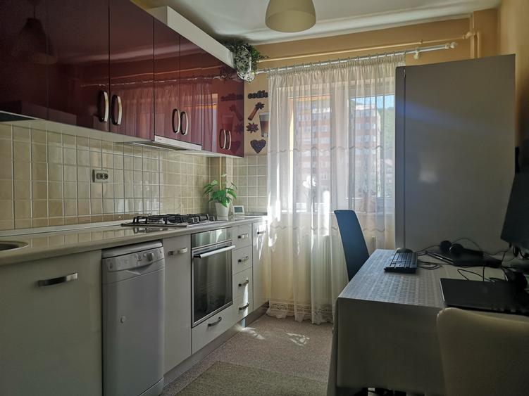 Apartament cu 3 camere decomandat, mobilat în Răcădău