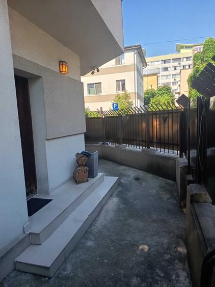 Casă cu 4 camere în Tineretului