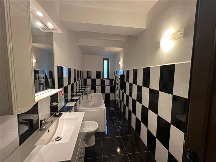 Casă individuală cu 8 camere cu Teren 1000 Mp în Bucium