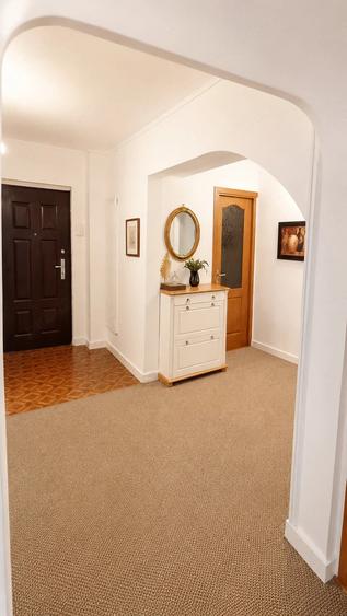 Apartament cu 3 camere decomandat în Exterior Vest