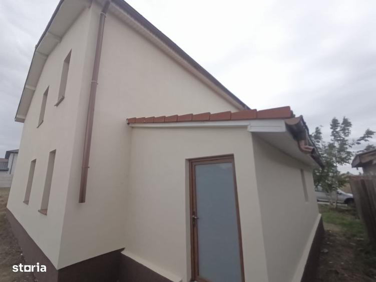 Casă cu 4 camere în Lazu