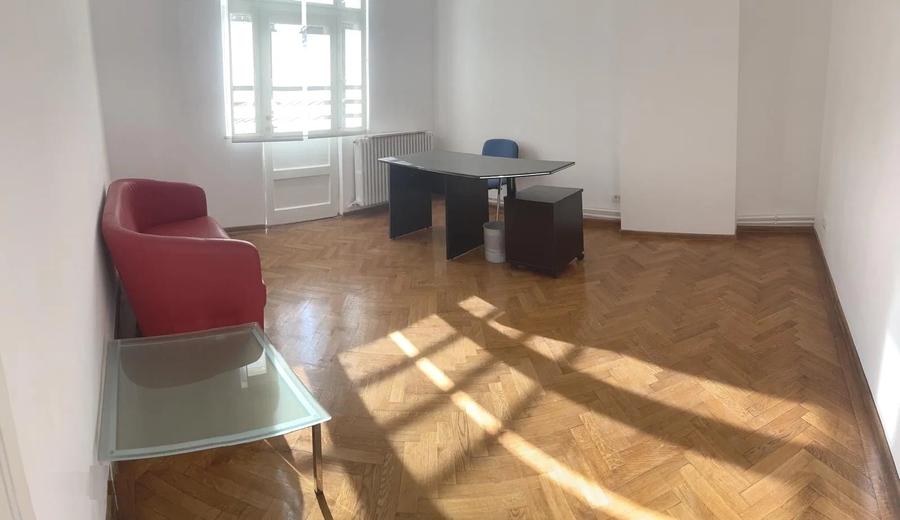 Casă cu 7 camere cu Garaj în Dacia