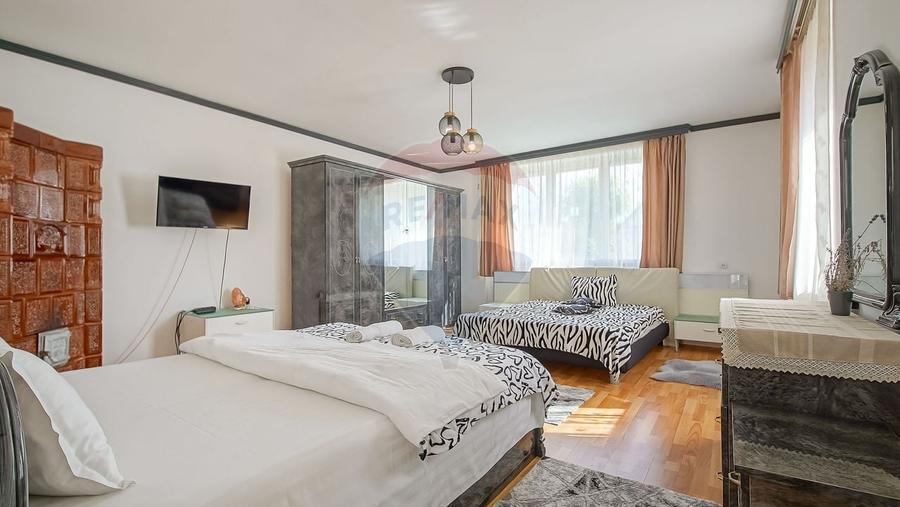 Casă individuală cu 11 camere cu Teren 789 Mp în Florilor