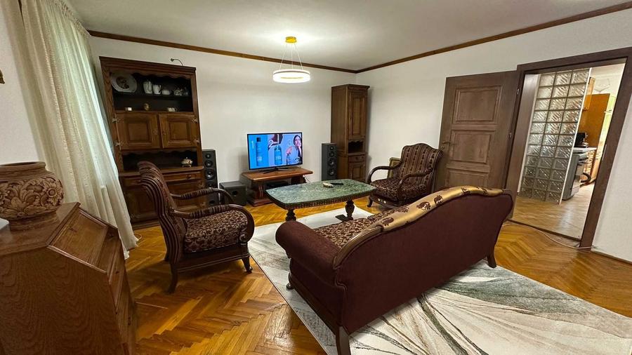 Apartament cu 3 camere decomandat în Calea București