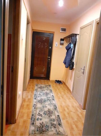 Apartament cu 3 camere semidecomandat în Exterior Vest