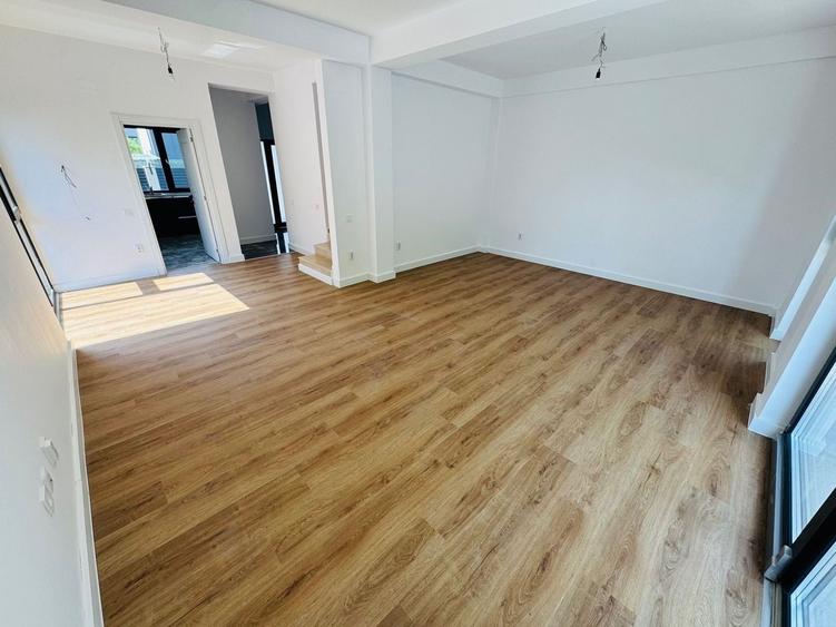 Casă individuală cu 4 camere cu Canalizare în Tunari
