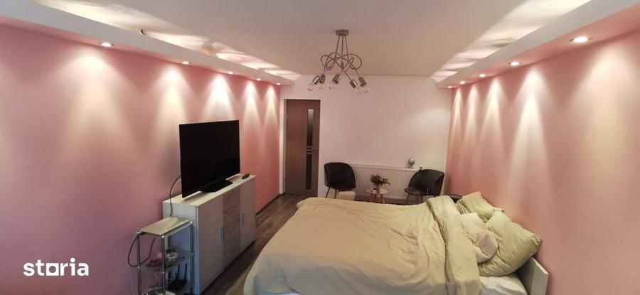 Casă cu 8 camere cu Teren 380 Mp în Central