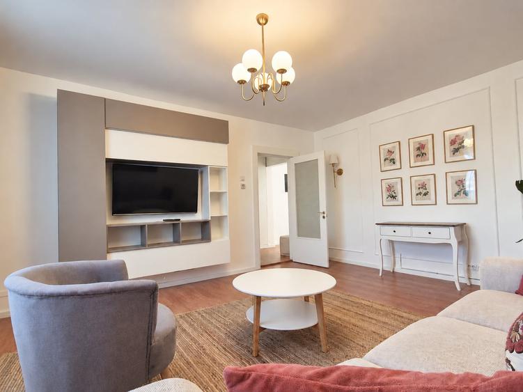 Apartament cu 3 camere decomandat, mobilat în Plopilor