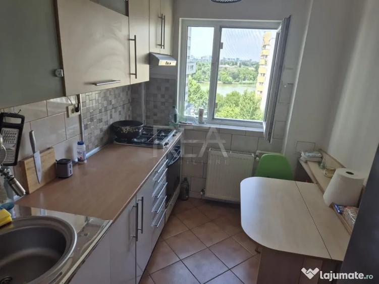 Apartament cu 3 camere semidecomandat în Colentina