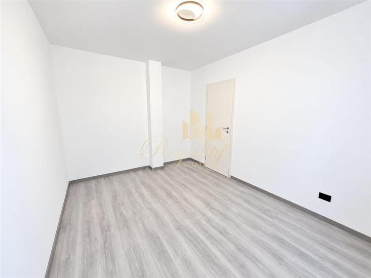 Apartament cu 3 camere decomandat în Girocului
