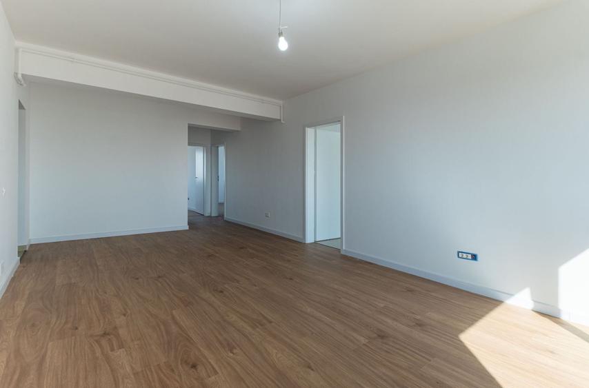 Apartament cu 3 camere decomandat în Metalurgiei