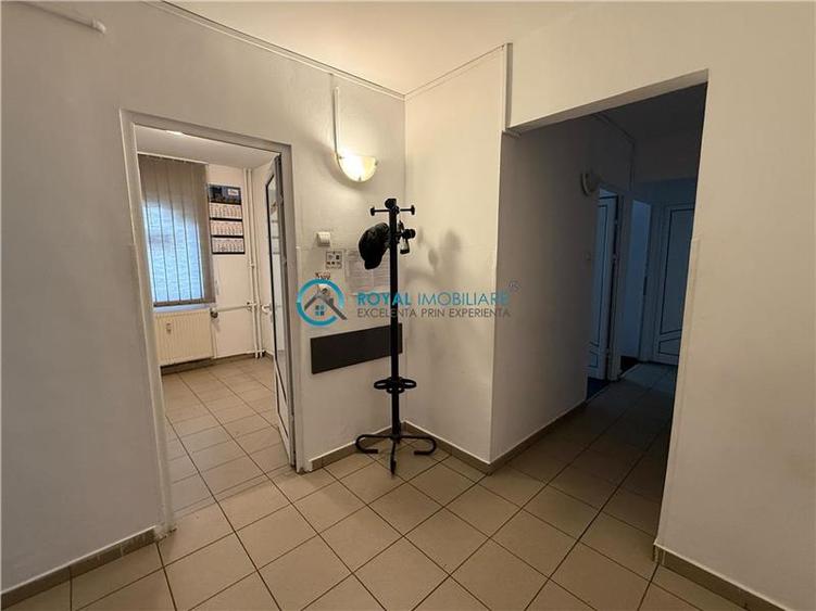Apartament cu 3 camere decomandat în Democrației
