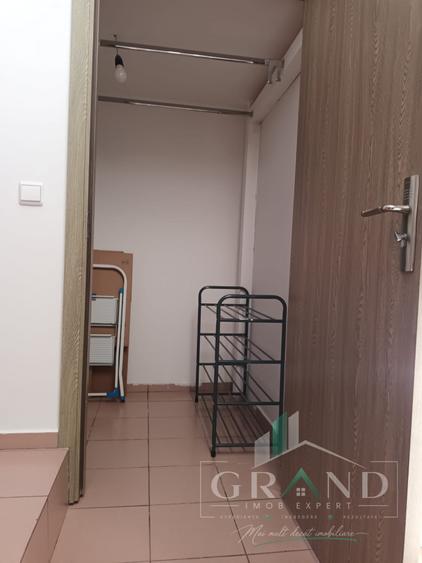 Apartament cu 3 camere semidecomandat, mobilat în Semicentral