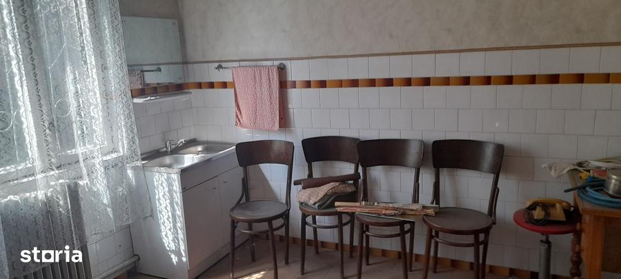 Casă cu 6 camere cu Teren 394 Mp în Central